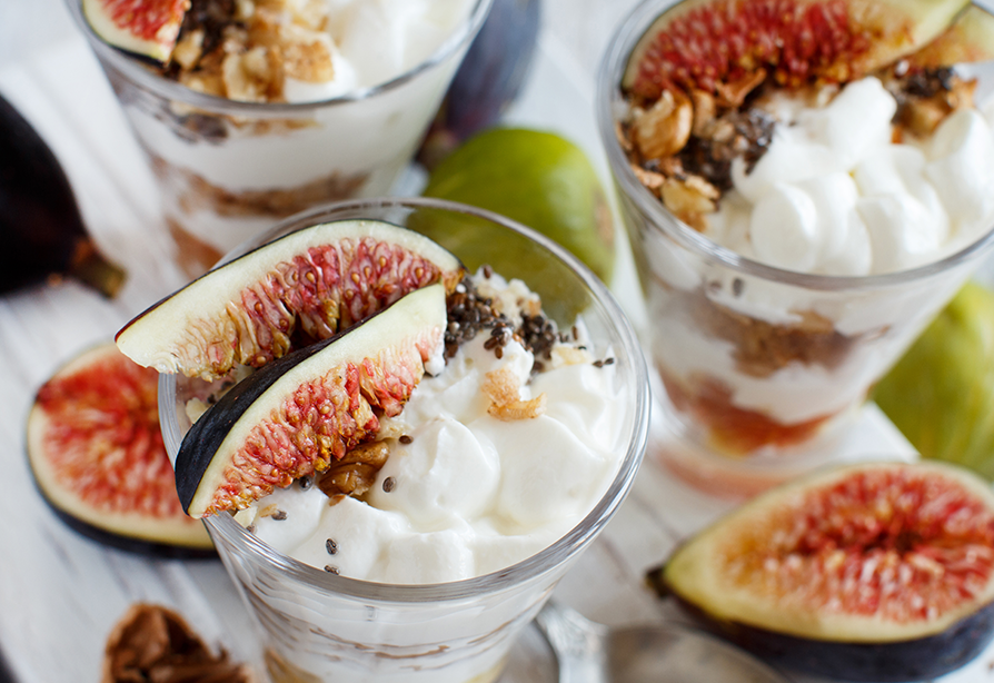 Parfait au yogourt grec et aux figues pochées dans un bol en verre